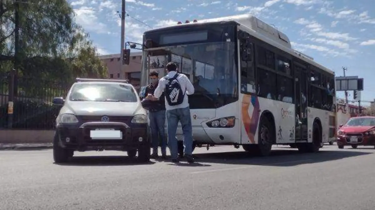 En el lugar de lo ocurrido se informó que fueron algunos ciudadanos que iban caminando por la zona los que percibieron el fétido olor y se acercaron